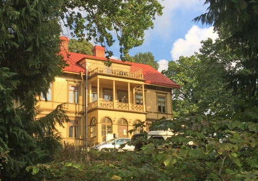 Professorsvillan ligger på en naturlig höjd mitt i Bergianska trädgården.