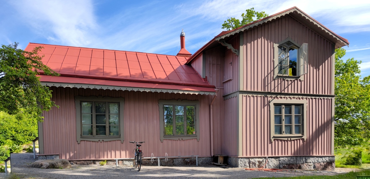 Ett rosa hus, klarblå himmel.