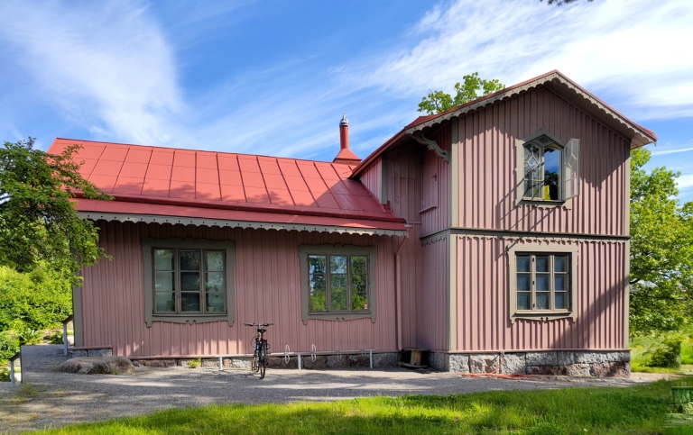 Ett rosa hus, klarblå himmel.